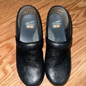 Selling because my foot grew a whole foot size with pregnancy